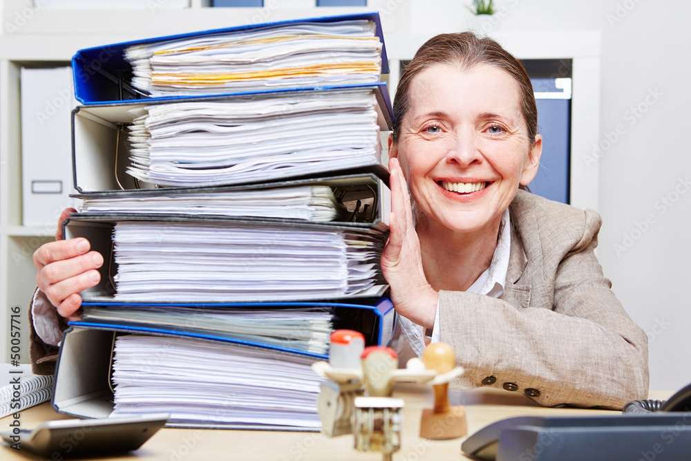 Frau im Amt mit vielen Aktenordnern