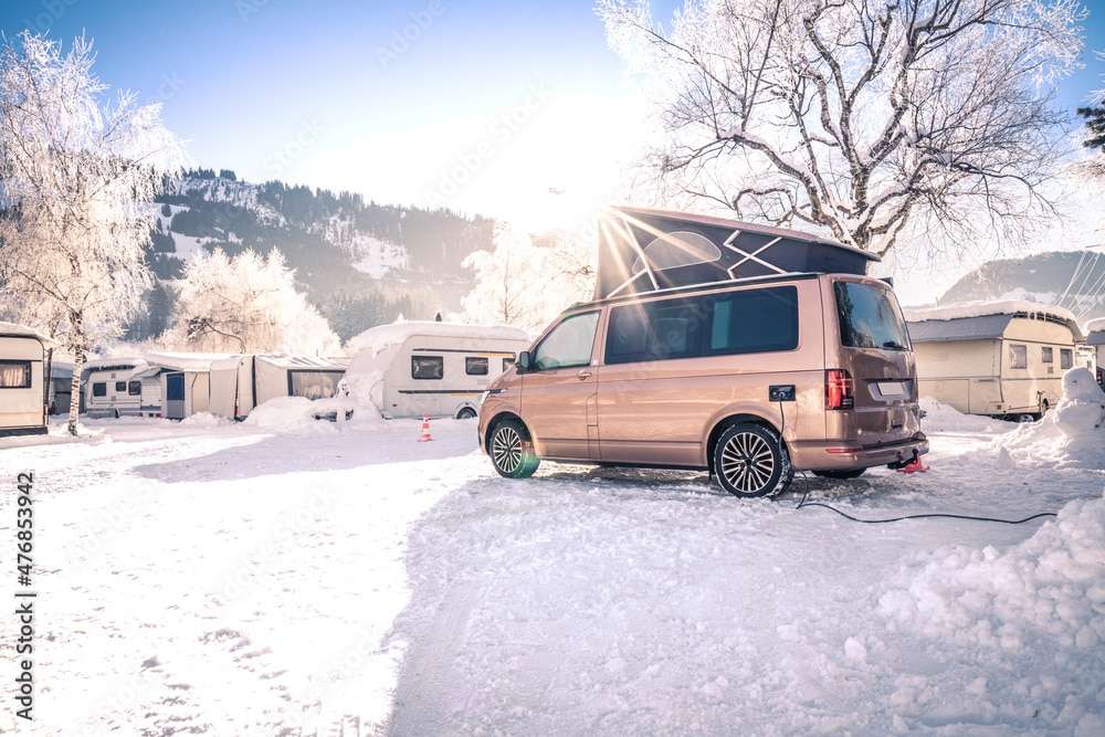 Wintercamping in den Alpen mit einem Reisemobil und Wohnwagen