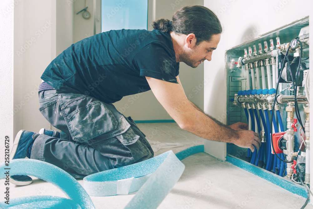 Installation einer Fußbodenheizung. Fußbodenheizung mit isolierten Metallrohren reparieren