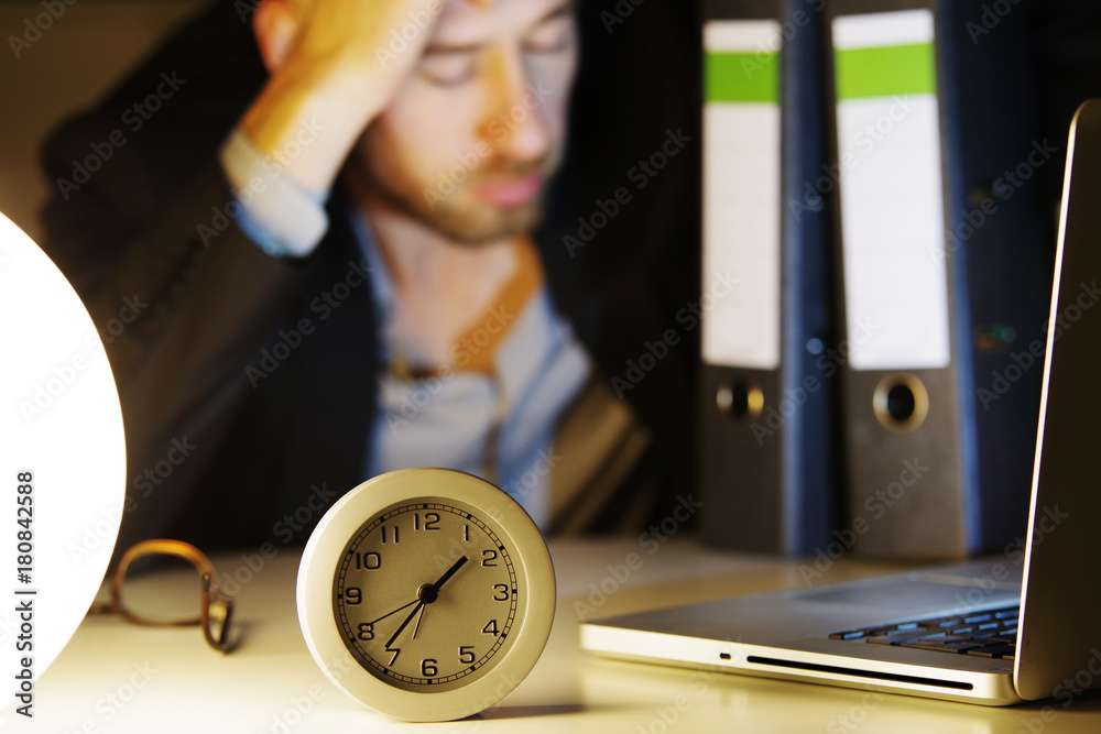 Mann spät nachts im Büro, Überstunden
