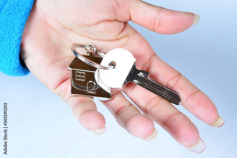 Hand mit Hausschlüssel