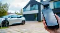Smart Home und Elektromobilität: Steuerung des Ladevorgangs eines Elektroautos per Smartphone-App, elektroauto laden, e-auto, nachhaltige mobilität, smart home, ladeinfrastruktur, zukunftstechnologie